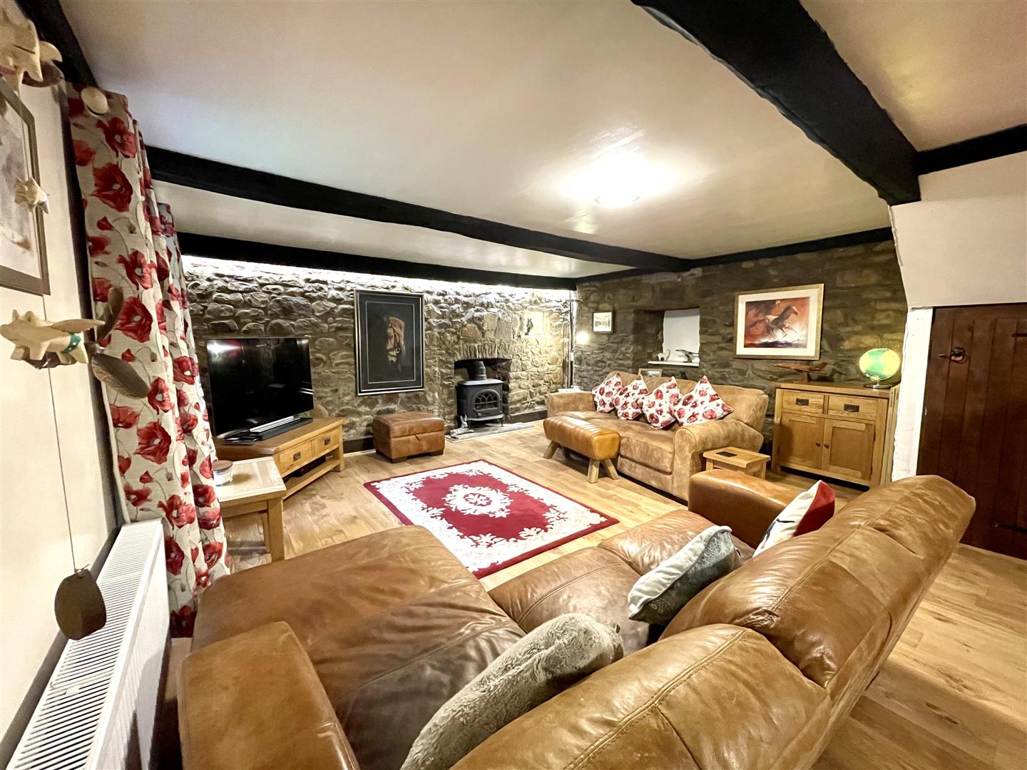 LOUNGE/DINING ROOM